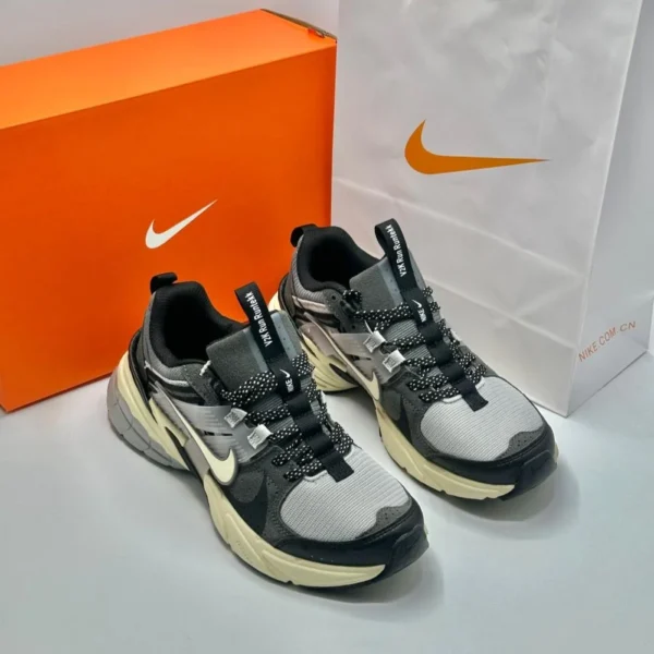 ⁦حذاء نايكي V2K run⁩ - الصورة ⁦3⁩