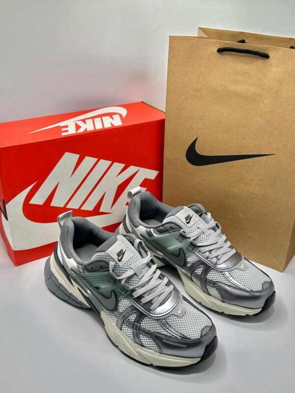 ⁦حذاء نايكي V2K run⁩ - الصورة ⁦3⁩