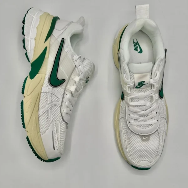 ⁦حذاء نايكي V2K run⁩ - الصورة ⁦2⁩