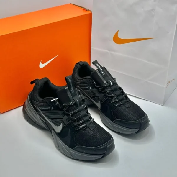 ⁦حذاء نايكي V2K run⁩ - الصورة ⁦4⁩