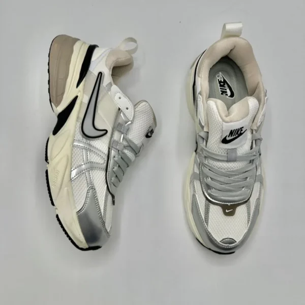 ⁦حذاء نايكي V2K run⁩ - الصورة ⁦3⁩