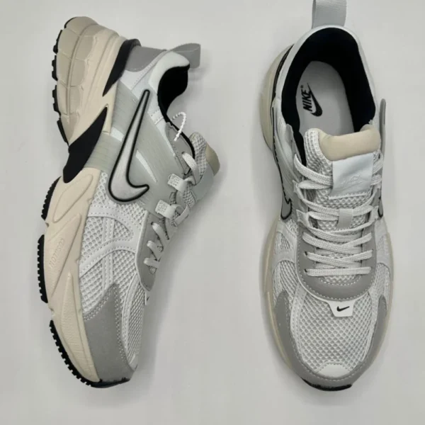⁦حذاء نايكي V2K run⁩ - الصورة ⁦2⁩