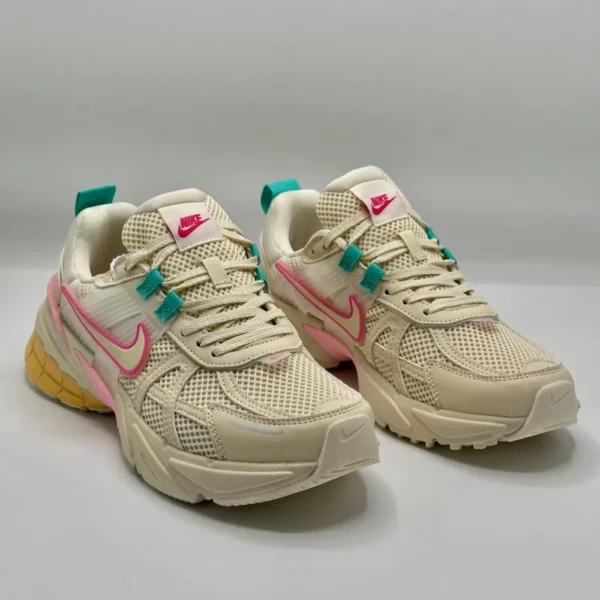 ⁦حذاء نايكي V2K run⁩ - الصورة ⁦4⁩