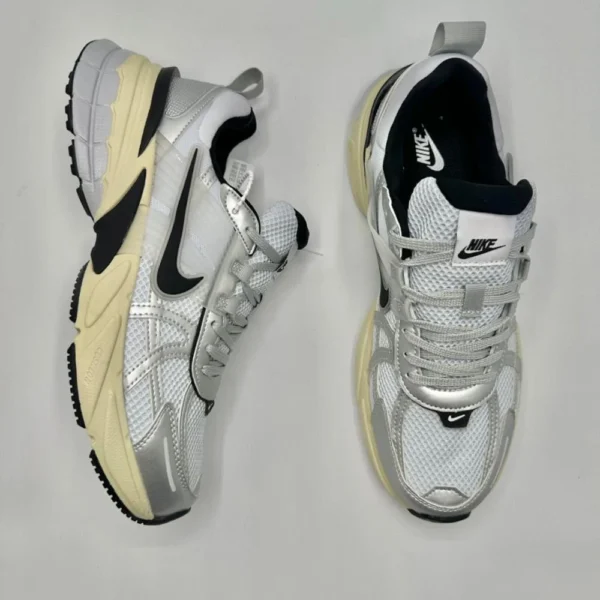 ⁦حذاء نايكي V2K run⁩ - الصورة ⁦2⁩