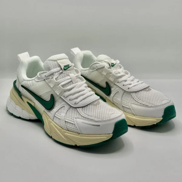 ⁦حذاء نايكي V2K run⁩ - الصورة ⁦4⁩